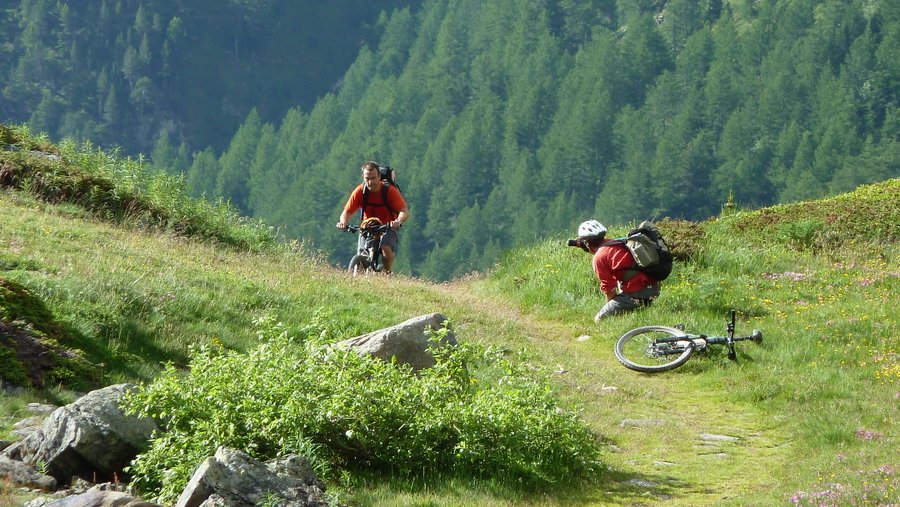 Ah ces journalistes : Au dessus de la maison des Chamois, encore un peu de roulage