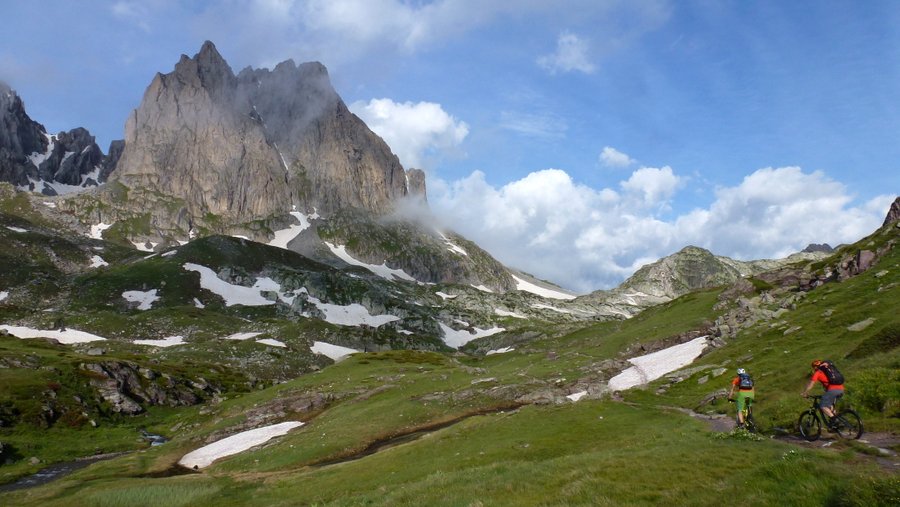 #48 Montée au Seuil des Rochilles : Cela roule régulièrement entrecoupé de quelques poussages/portages Montée au Seuil des Rochilles : Cela roule régulièrement entrecoupé de quelques poussages/portages