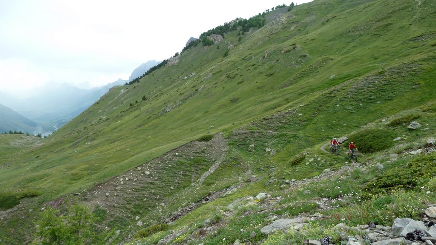 Chemin du Roy, montée finale : Après la simili agression des patous, on se détends en poussant un peu! La bergère aurait pu quand même parler à ses chiens...