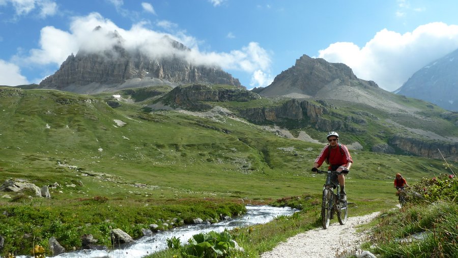 Bientôt lac Lavoir : Le Grand et Petit Séru ont un air de dolomites italiennes