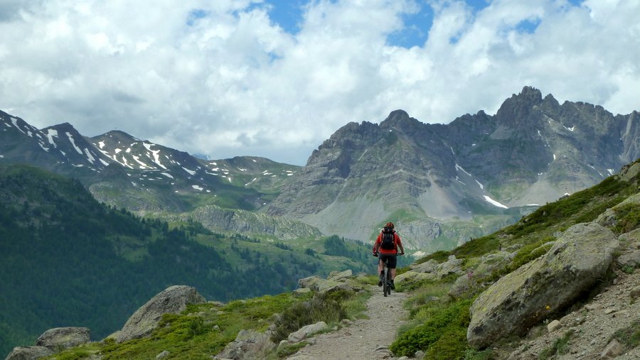 Chemin de ronde : Une fois les quelques épingles poussées, le sentier de ronde se roule intégralement ou presque