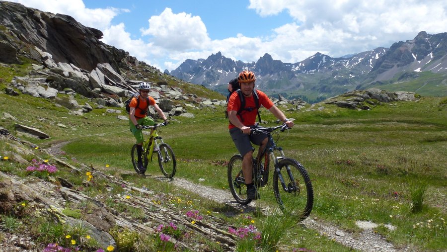 Chemin de ronde partie amont : La partie amont est encore plus authentique, fine, sauvage