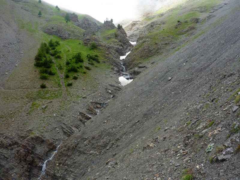 #5 Sentier Horizontal : Là, ça roule pas et même ça "marche" mal... 50 m délicats avec un vélo sur le dos. Sentier Horizontal : Là, ça roule pas et même ça "marche" mal... 50 m délicats avec un vélo sur le dos.