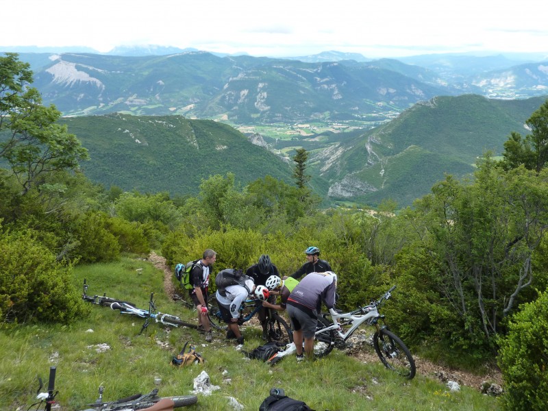 Bricolage panoramique : Le groupe s'affaire autour du frein arrière de Laurent !!!