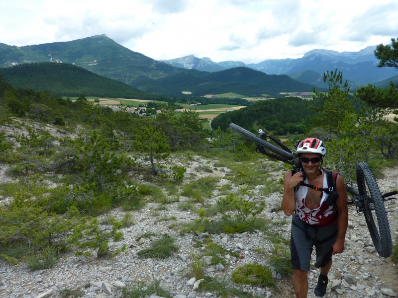 #12 Portage sous le col de Ponet : Phil Portage sous le col de Ponet : Phil'Ô commence à avoir chaud
