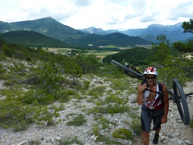 Portage sous le col de Ponet : Phil'Ô commence à avoir chaud