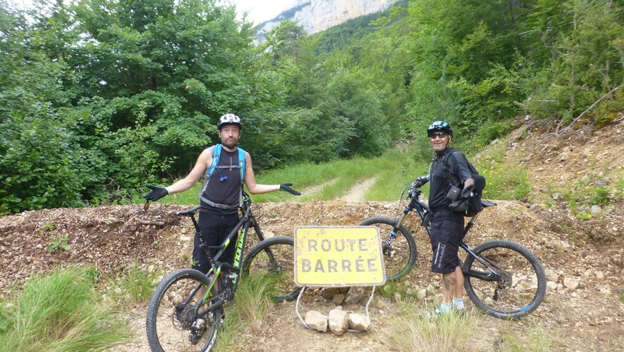#8 Route barrée : Bin par où on passe alors ? Route barrée : Bin par où on passe alors ?