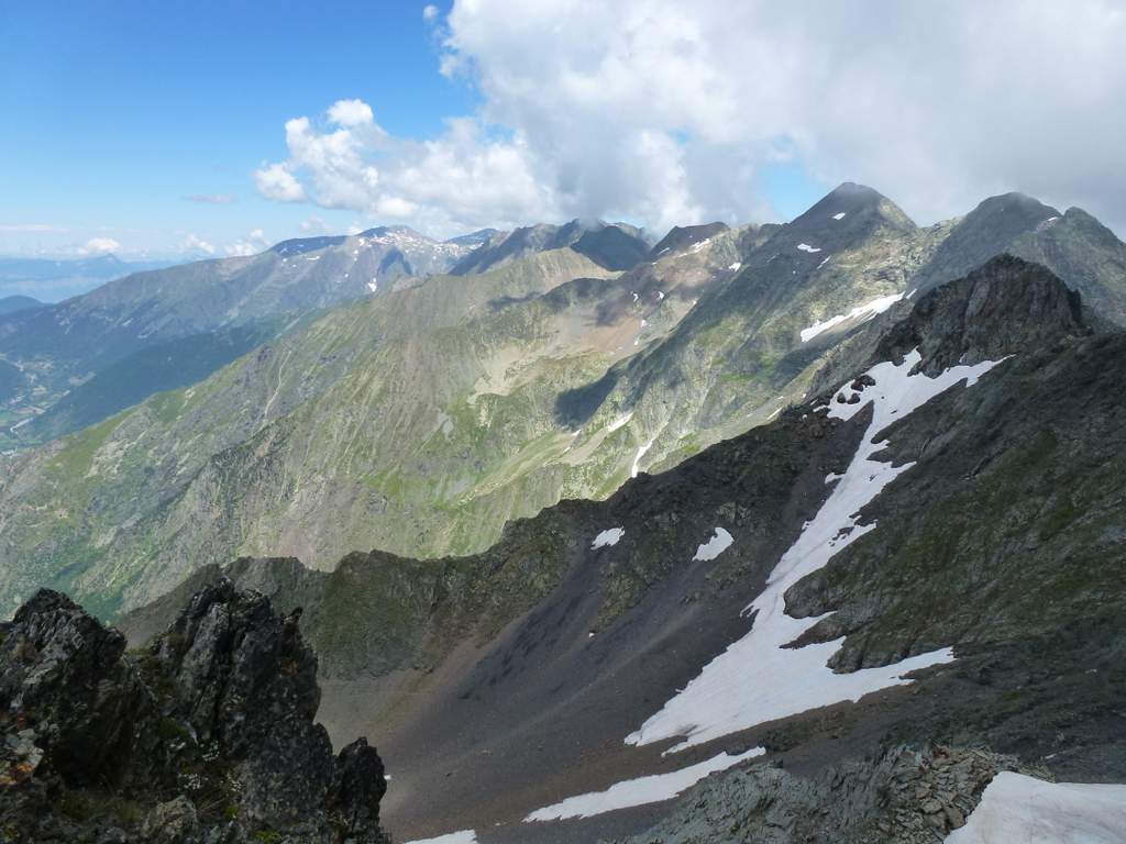 #7 Descente N : La descente de la combe N avec encore un névé sur la sente Descente N : La descente de la combe N avec encore un névé sur la sente