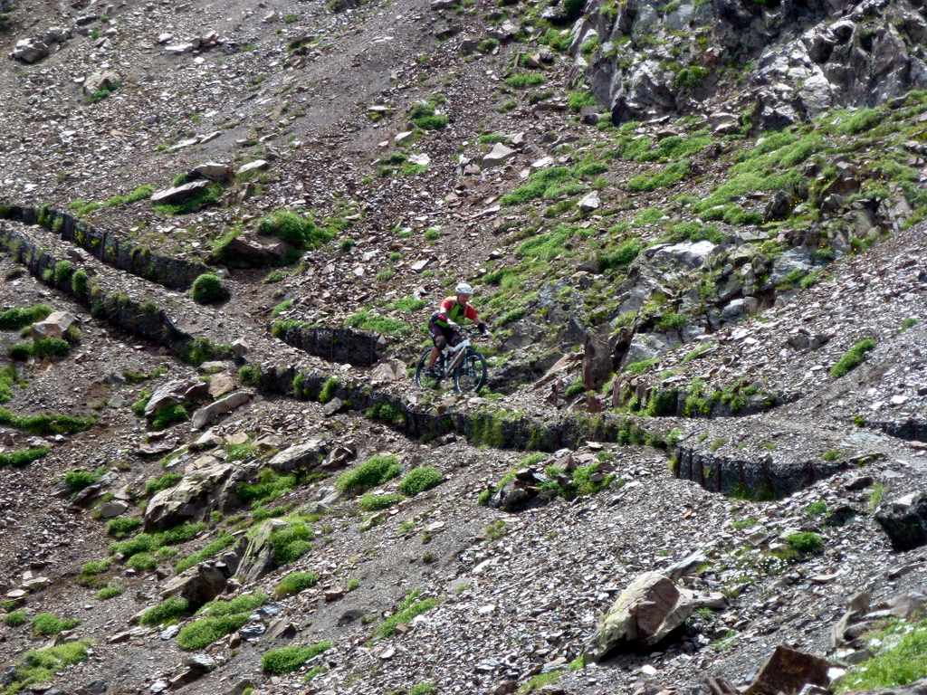 #8 En haut : Alternance de passages expos et difficiles et de sections bien roulables. En haut : Alternance de passages expos et difficiles et de sections bien roulables.