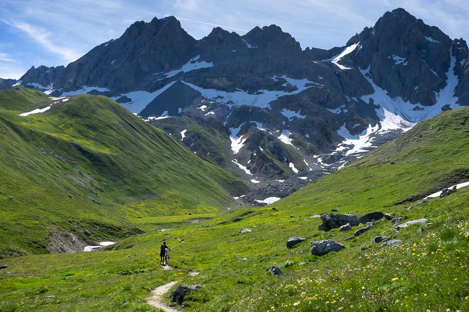 Pierre respecte les consignes : avant le portage obligatoire du Col de Chanrouge