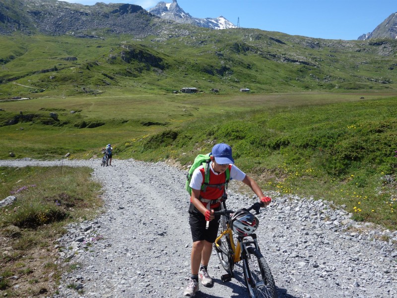 Col de Sollières : Allez on commence par un peu de poussage sur fond de refuge du Petit Mt Cenis...
