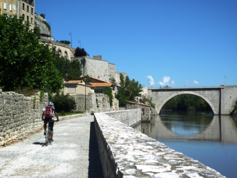 Départ de Sisteron : premier petit portage (balisé CDS) au bout du quai