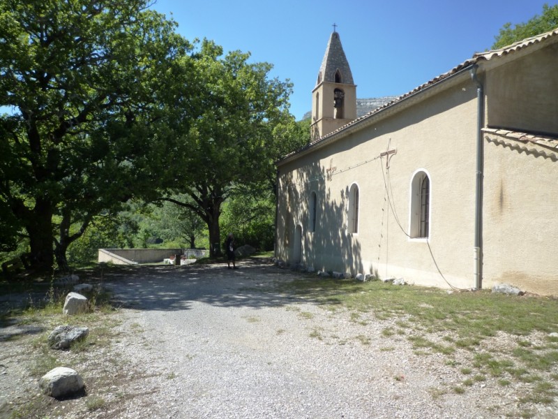 Mézien, église et cimetière : impression d'être au bout du monde (ou de l'autre côté du miroir)