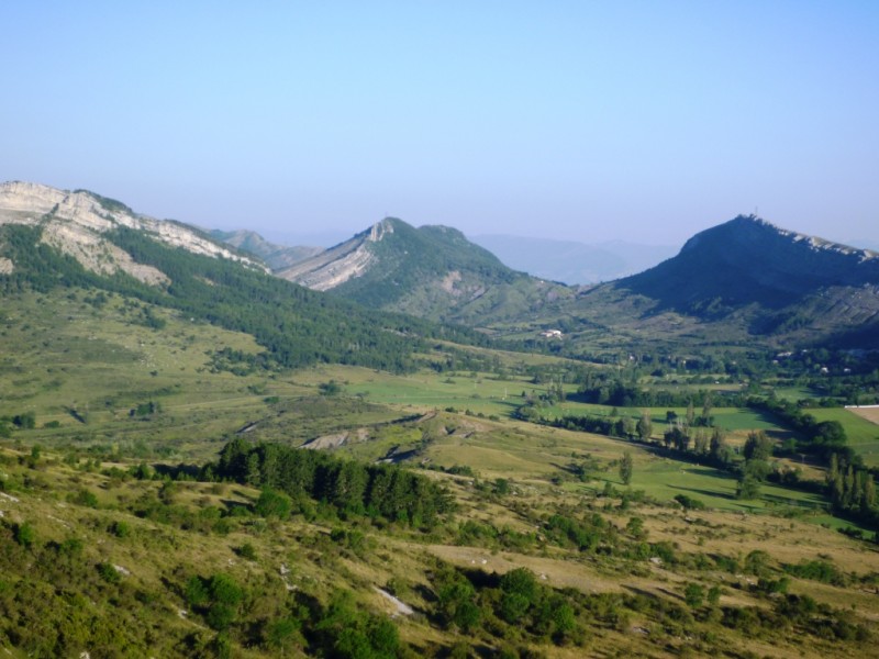 St-Geniez à droite : vu du Rocher de Dromont