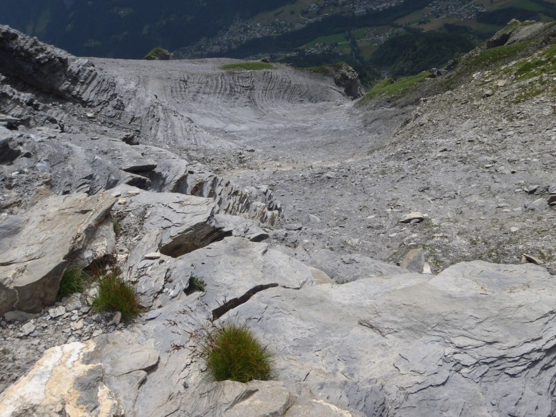Le Mont Joly. : Tous les randonneurs regardent le vide, une sensation d'aspiration vers le bas !