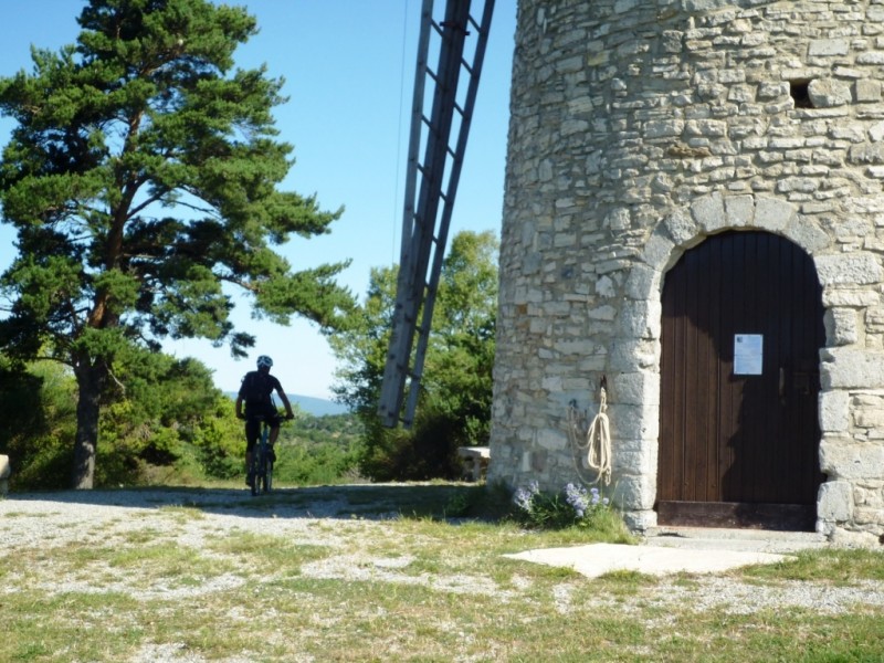 #3 Moulin de Montfuron : on repart par un bout de piste Moulin de Montfuron : on repart par un bout de piste