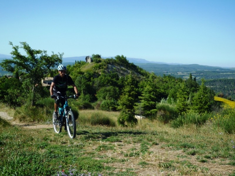 #1 Montfuron, arrivée au moulin : le village derrière moi, le château ruiné au centre. Dans quelques heures nous passerons au bord des tournesols, à droite Montfuron, arrivée au moulin : le village derrière moi, le château ruiné au centre. Dans quelques heures nous passerons au bord des tournesols, à droite
