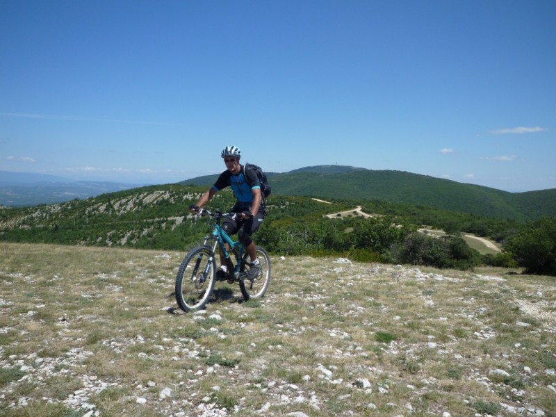 Pelat de Buoux : arrivée. On voit le Mourre Nègre et sa tour à droite du personnage.