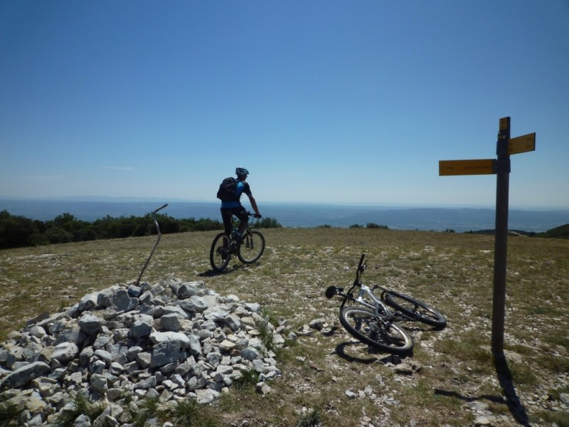 Pelat de Buoux : en route pour la dernière petite bosse puis la longue descente finale