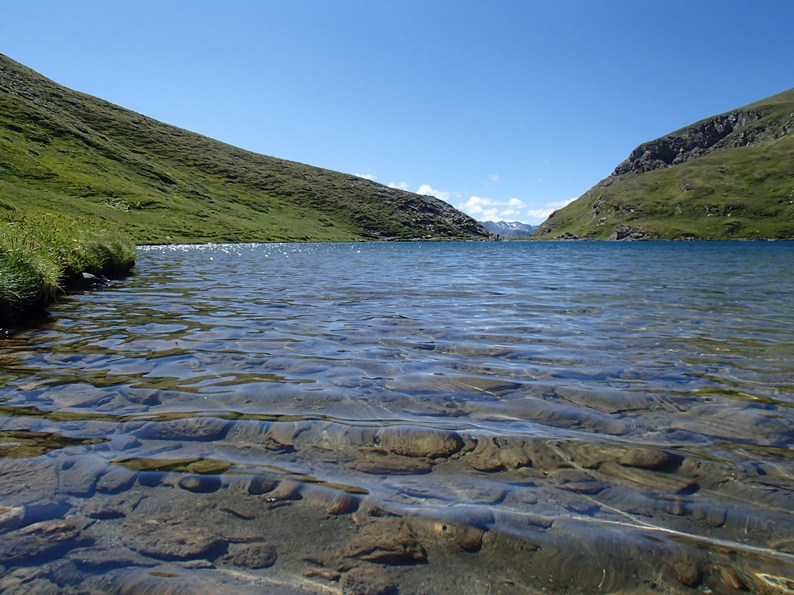 Limpide : Un lac avec de l'eau dedans