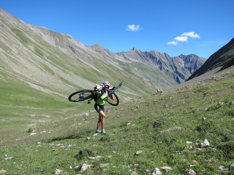 #4 Bérard : on quitte le sentier pour un portage plus direct vers le Pas de Reverdillon Bérard : on quitte le sentier pour un portage plus direct vers le Pas de Reverdillon