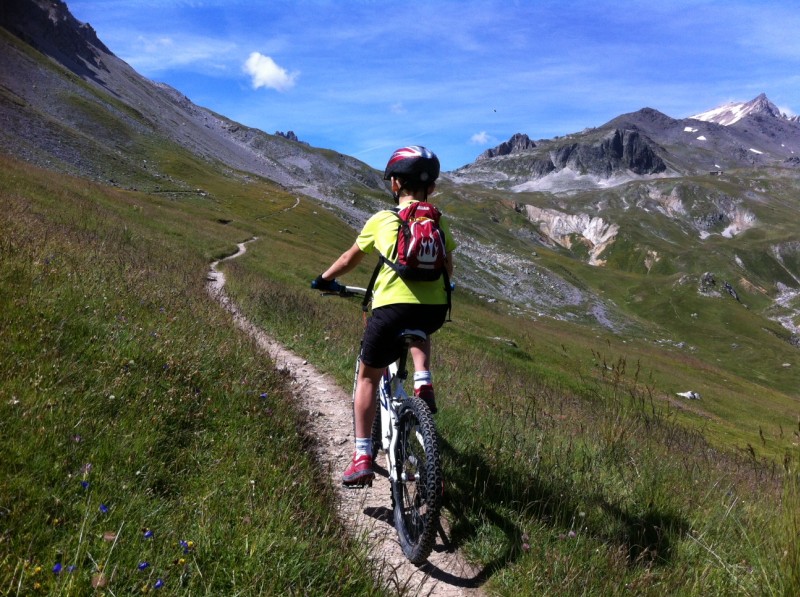 Un petit prince aux rois mages : Sentier en balcon vers le col de la vallée étroite