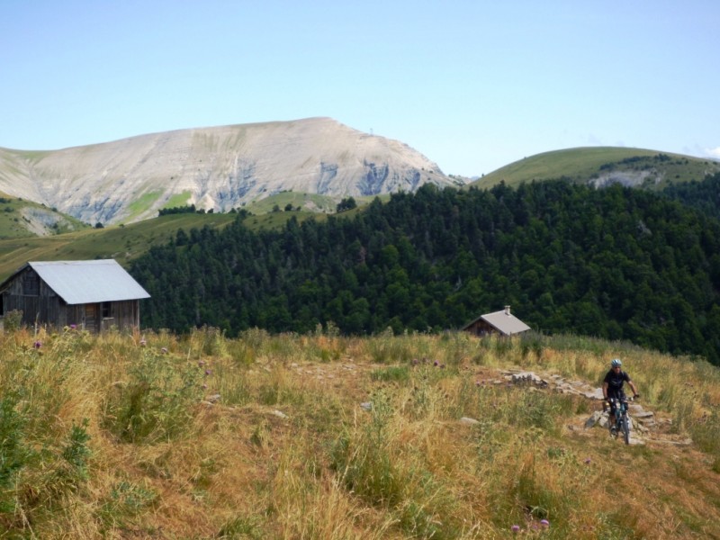 Cabanes du Gau : les crêtes de Chabanon au fond