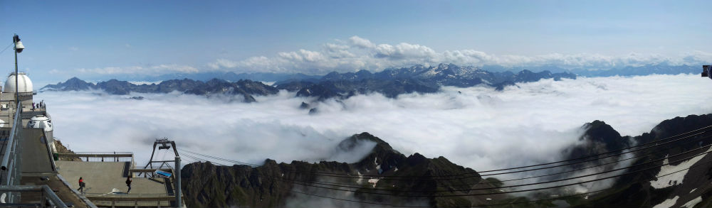 Pic du Midi de Bigorre : Mer de nuage à 2100m, encore un paquet de sommets dans la vue :-)