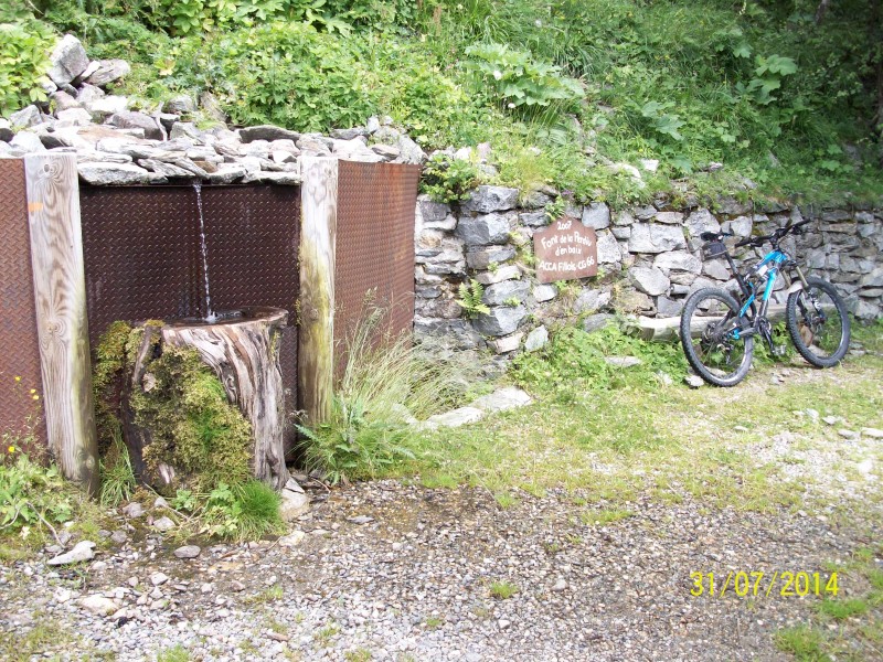 #14 La source de la perdrix : sur la piste après le col des Voltes. La source de la perdrix : sur la piste après le col des Voltes.