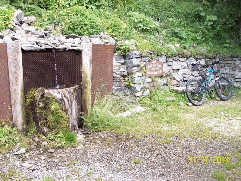 La source de la perdrix : sur la piste après le col des Voltes.