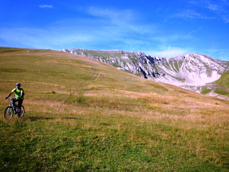 #5 Arrivée au Col de Clapouse : on voit le Sommet de Coste Belle, antécime des Monges Arrivée au Col de Clapouse : on voit le Sommet de Coste Belle, antécime des Monges