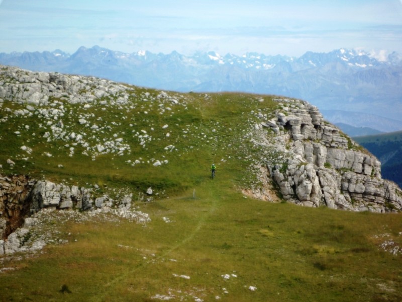 #7 Petite descente : vers un pont suspendu entre les deux sommets Petite descente : vers un pont suspendu entre les deux sommets