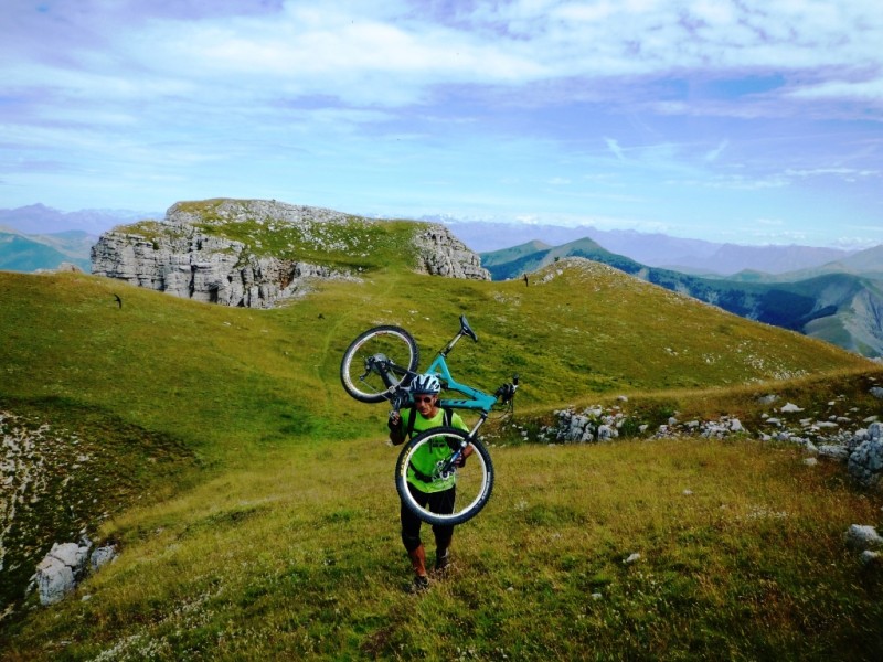 Sommet des Monges : Adrien est arrivé sur le vélo