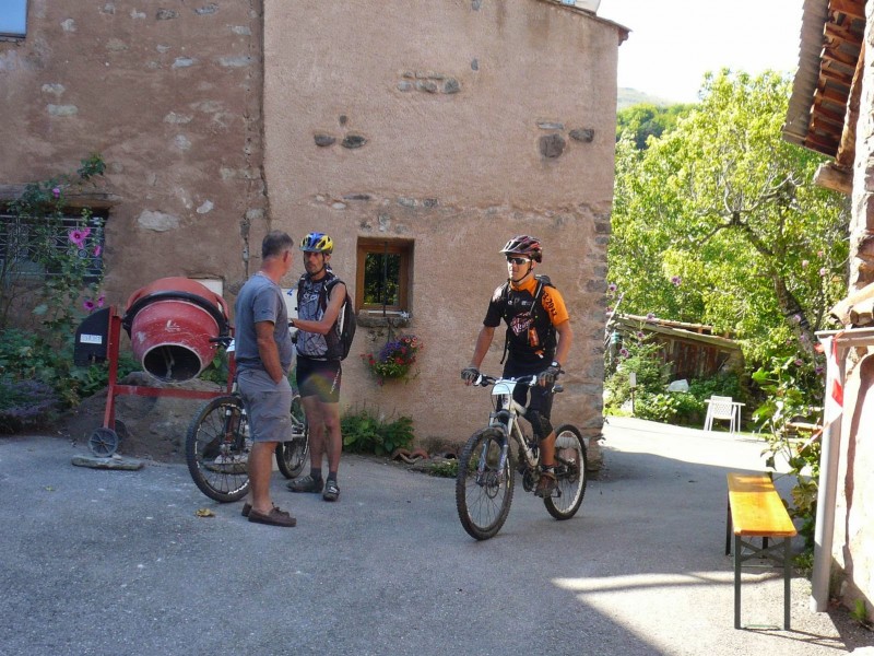 Baudinard : arrivée d'Adrien. Photo prise par un organisateur