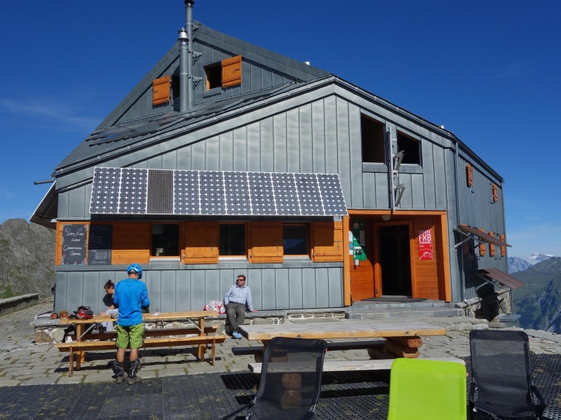 Cabane de Panossière : Chaises longues en terrasse...