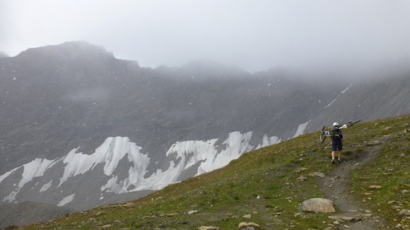 Portage sous la neige : La neige un 15 aout, c'est possible en VdM !