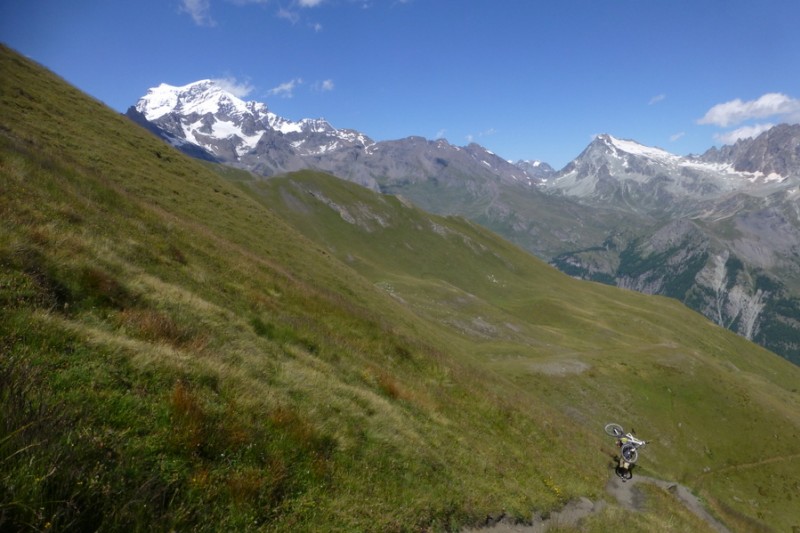 Montée au Col Champillon : Le Grand Combin nous surveille