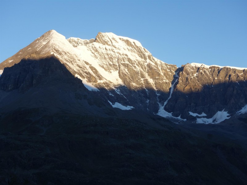 Lever de soleil : Face Est Grand Combin éclatante...