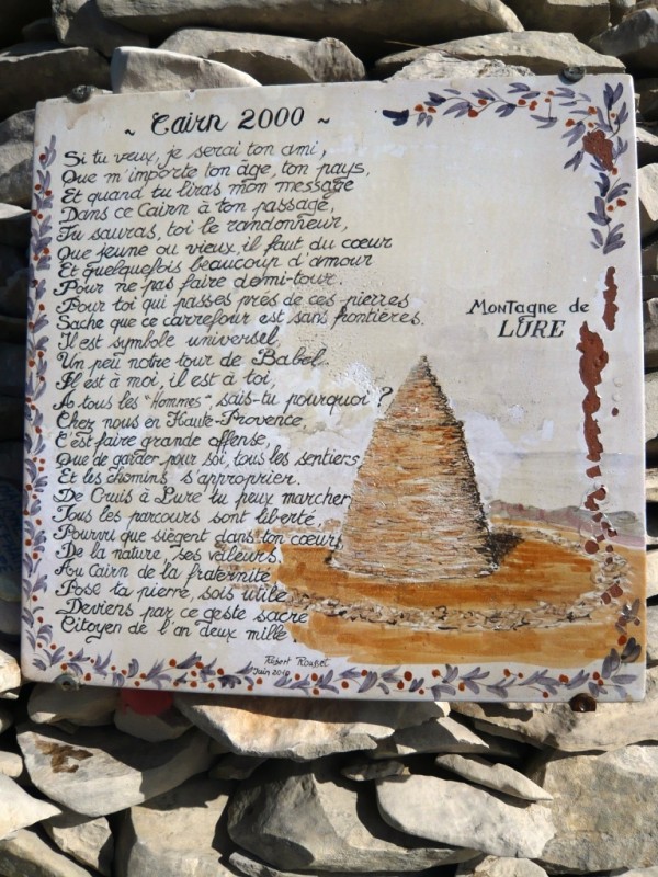 Cairn 2000 : "Chez nous en Haute-Provence,
C'est faire grande offense
Que de garder pour soi, tous les sentiers,
Et les chemins s'approprier."
Jolie leçon, parmi d'autres de ce beau poème.