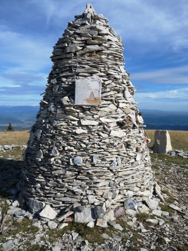 Cairn 2000 : construit en l'an 2000 (altitude 1594 m)
