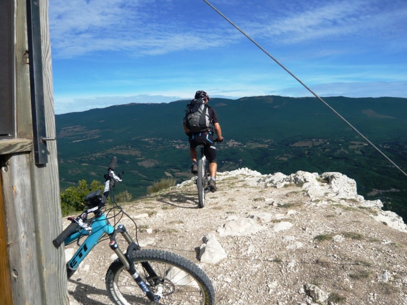 Tourdeaux : vue sur Lure et Cruis, caché en partie par Adrien