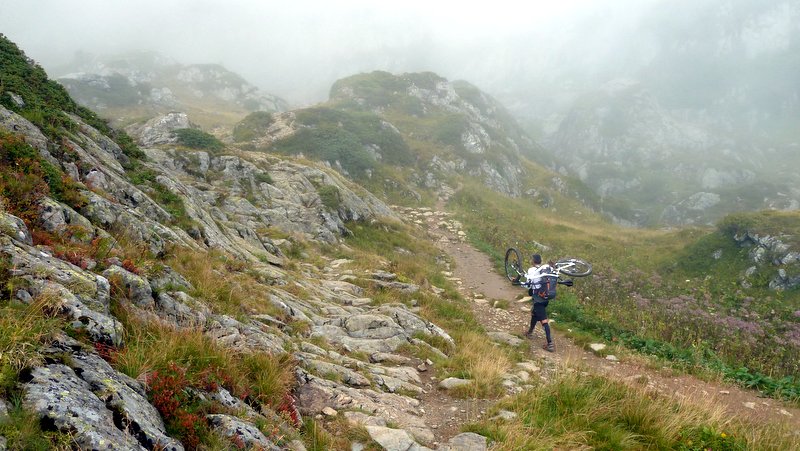 Portage dans la brume : Cela parait pourtant presque roulant là :-)