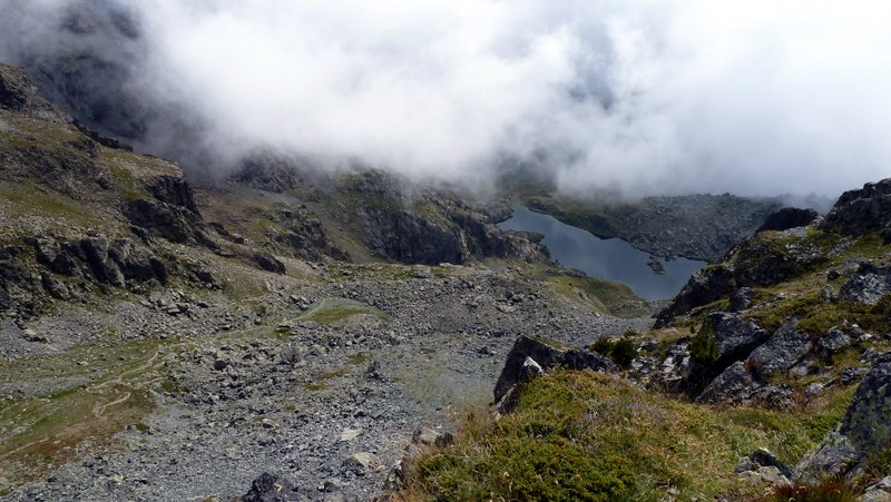 Lac Merlat : Il parait presque roulable ce sentier montée depuis le haut!