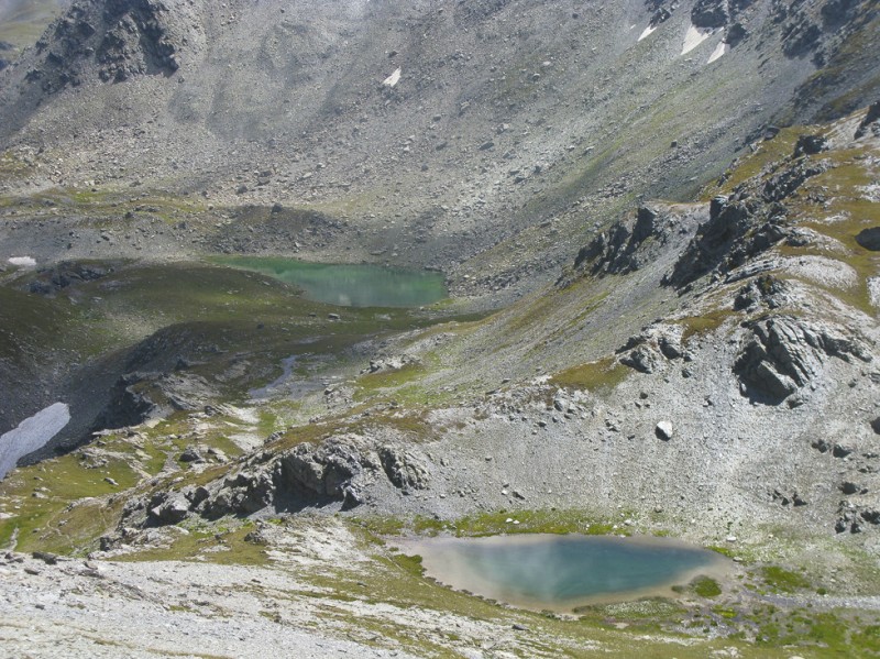 Passage de la Pissine : Les deux premiers lacs, le premier sans nom sur IGN, le vert est le lac Izü