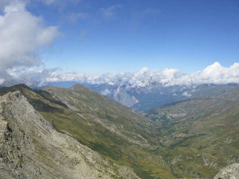 Passage de la Pissine : Panorama du sommet sur la vallée de la Neuvachette et Valmeinier