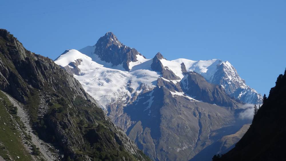 #2 Mont Blanc : Il pointe le bout de son nez en arrière plan Mont Blanc : Il pointe le bout de son nez en arrière plan
