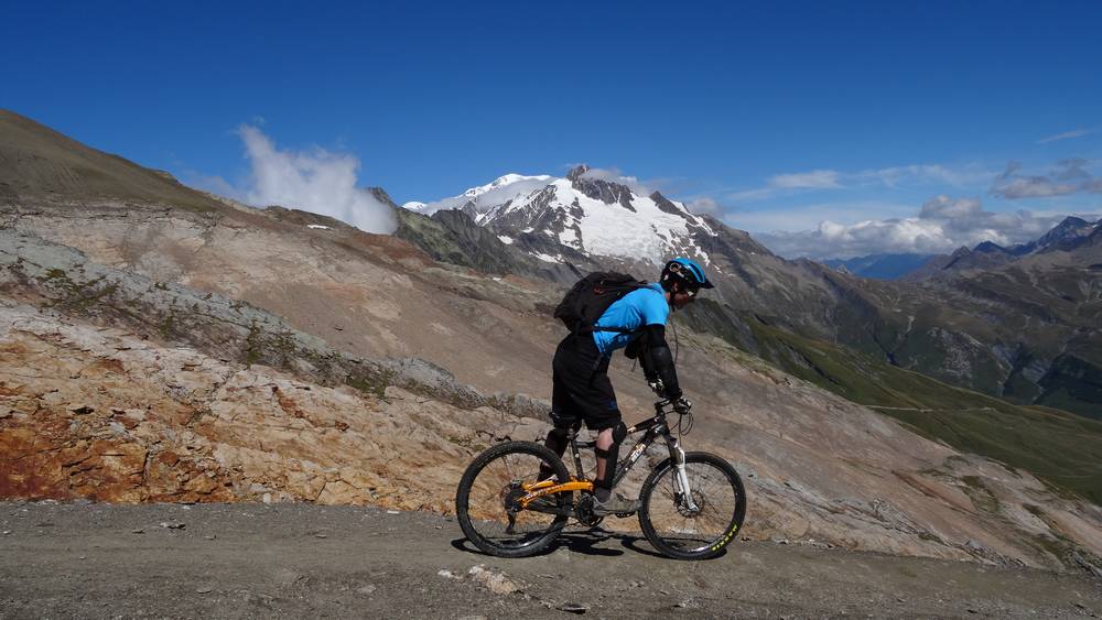 Blanc - bleu - ocre : Qu'il est beau ce maillot vttour ! Merci encore aux modos à l'initiative du projet