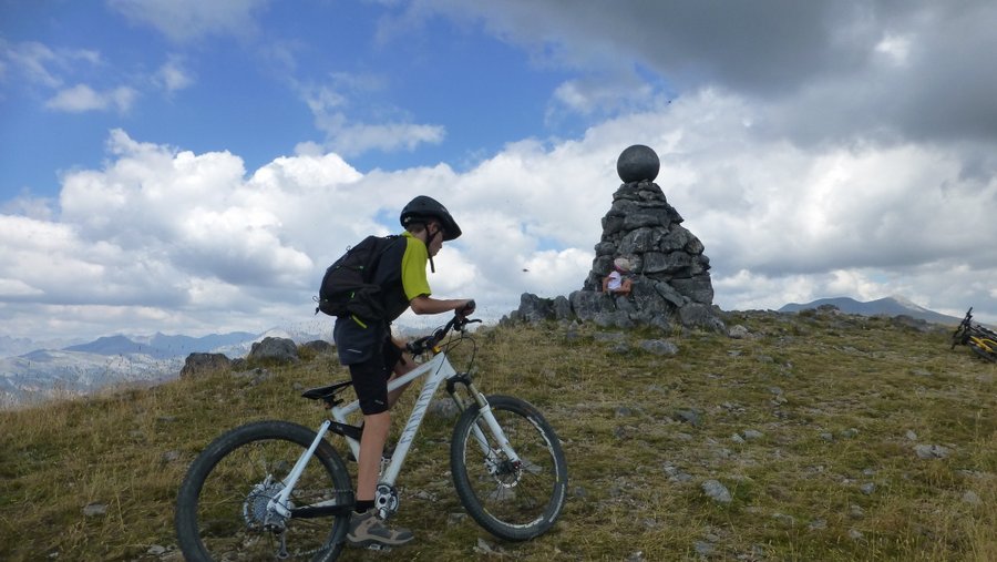 Tim arrive au sommet : en roulant