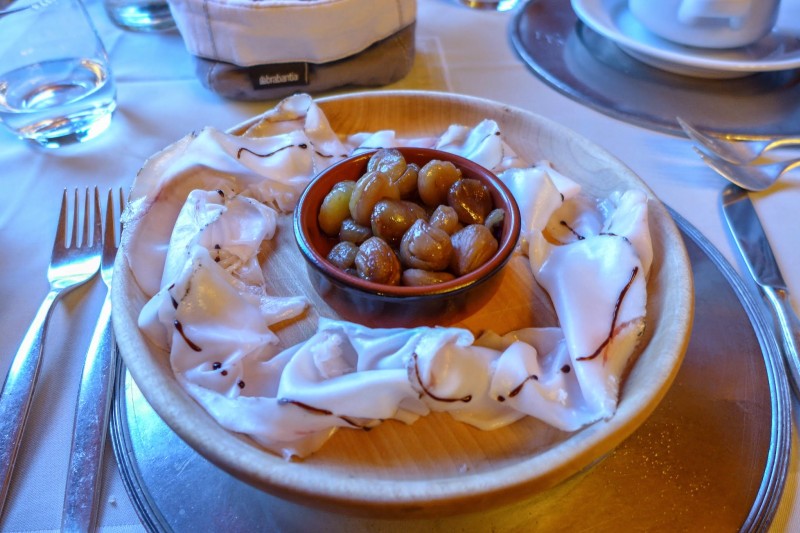 Col du Grand Saint Bernard : Petite entrée gastronomique pour Christophe; bardes de lard cru arrosé d'un trait de vinaigre balsamique avec sa cassolette de chataîgnes au miel.
Entrée suivie d'une assiette de gnocchi avec sa fondue de bleu d'Aoste pu