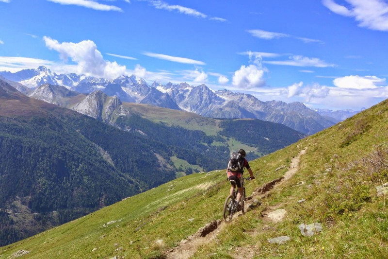 Val d'Entremont : Arrivée à la vacherie du Coeur avec le massif du Mt Blanc en arrière-plan.